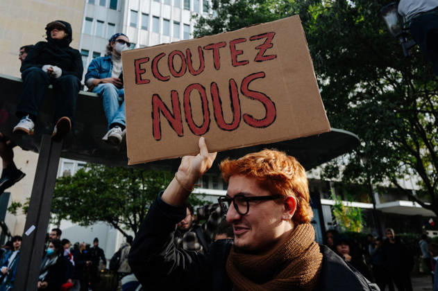 On Thursday, October 22, 2026, the high school and student protest planned in Paris, starting from the PitiÃ -SalpÃªtriere hospital (13th arrondissement), is finally being held as a static gathering. Banned on Wednesday by the Police Prefecture and then authorized by the administrative court, it saw a new prefectural decree cancel the march toward Place de la Bastille. Hundreds of protesters are gathered in front of the hospital, while several metro stations (Place d Italie, Austerlitz, Bastille) have remained closed since 10 a.m. - 22 10 2026 - France Paris Paris -  JanxSchmidt-Whitley LexPictorium LePictorium_0344759