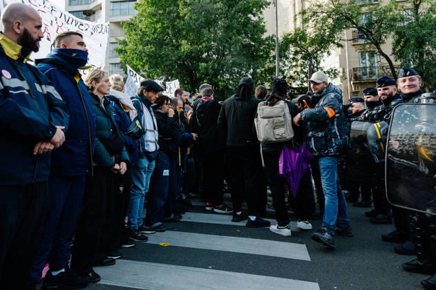 On Thursday, October 22, 2026, the high school and student protest planned in Paris, starting from the PitiÃ -SalpÃªtriere hospital (13th arrondissement), is finally being held as a static gathering. Banned on Wednesday by the Police Prefecture and then authorized by the administrative court, it saw a new prefectural decree cancel the march toward Place de la Bastille. Hundreds of protesters are gathered in front of the hospital, while several metro stations (Place d Italie, Austerlitz, Bastille) have remained closed since 10 a.m. - 22 10 2026 - France Paris Paris -  JanxSchmidt-Whitley LexPictorium LePictorium_0344761