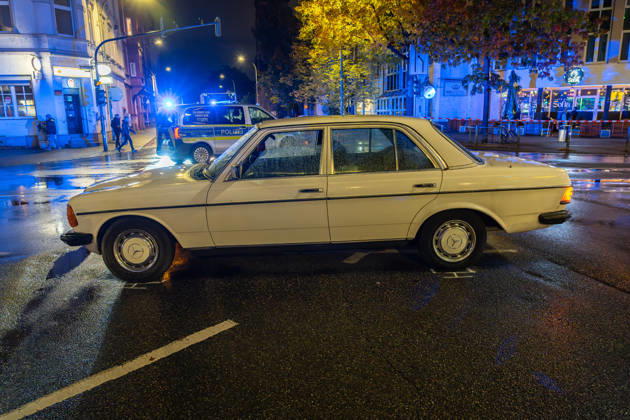 Fußgänger nach Zusammenstoß mit Mercedes lebensbedrohlich verletzt Am 22.10.2026 kam es gegen 19.10 Uhr an der Kreuzung Waldstraße Bismarckstraße in der Offenbacher Innenstadt zu einem schweren Verkehrsunfall. Ein 22-Jähriger war mit einem weißen Mercedes auf der Waldstraße in Richtung Spessartring unterwegs, als er mit einem 64-jährigen Fußgänger zusammenstieß. Der Mann wurde durch den Aufprall auf die Fahrbahn geschleudert und erlitt lebensbedrohliche Verletzungen. Rettungskräfte brachten ihn in kritischem Zustand in ein Krankenhaus, wo er intensivmedizinisch behandelt wurde. Die Polizei zog zur Rekonstruktion des Unfallgeschehens einen Sachverständigen hinzu und untersuchte unter anderem die gefahrene Geschwindigkeit sowie