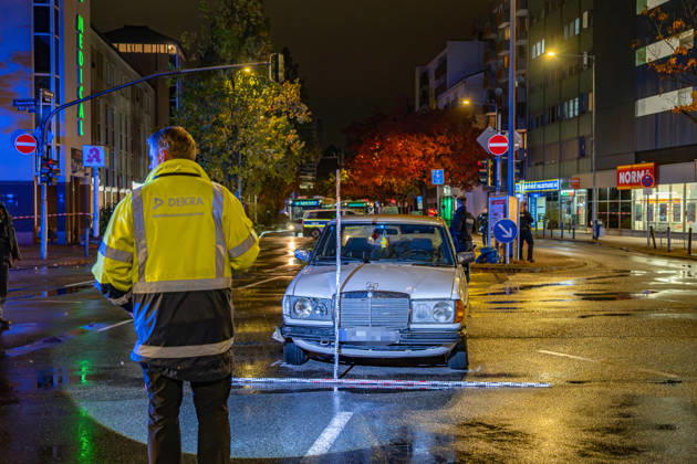 Fußgänger nach Zusammenstoß mit Mercedes lebensbedrohlich verletzt Am 22.10.2026 kam es gegen 19.10 Uhr an der Kreuzung Waldstraße Bismarckstraße in der Offenbacher Innenstadt zu einem schweren Verkehrsunfall. Ein 22-Jähriger war mit einem weißen Mercedes auf der Waldstraße in Richtung Spessartring unterwegs, als er mit einem 64-jährigen Fußgänger zusammenstieß. Der Mann wurde durch den Aufprall auf die Fahrbahn geschleudert und erlitt lebensbedrohliche Verletzungen. Rettungskräfte brachten ihn in kritischem Zustand in ein Krankenhaus, wo er intensivmedizinisch behandelt wurde. Die Polizei zog zur Rekonstruktion des Unfallgeschehens einen Sachverständigen hinzu und untersuchte unter anderem die gefahrene Geschwindigkeit sowie