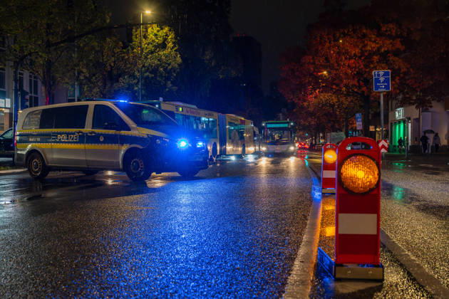 Fußgänger nach Zusammenstoß mit Mercedes lebensbedrohlich verletzt Am 22.10.2026 kam es gegen 19.10 Uhr an der Kreuzung Waldstraße Bismarckstraße in der Offenbacher Innenstadt zu einem schweren Verkehrsunfall. Ein 22-Jähriger war mit einem weißen Mercedes auf der Waldstraße in Richtung Spessartring unterwegs, als er mit einem 64-jährigen Fußgänger zusammenstieß. Der Mann wurde durch den Aufprall auf die Fahrbahn geschleudert und erlitt lebensbedrohliche Verletzungen. Rettungskräfte brachten ihn in kritischem Zustand in ein Krankenhaus, wo er intensivmedizinisch behandelt wurde. Die Polizei zog zur Rekonstruktion des Unfallgeschehens einen Sachverständigen hinzu und untersuchte unter anderem die gefahrene Geschwindigkeit sowie