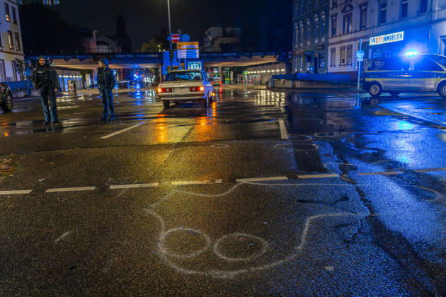 Fußgänger nach Zusammenstoß mit Mercedes lebensbedrohlich verletzt Am 22.10.2026 kam es gegen 19.10 Uhr an der Kreuzung Waldstraße Bismarckstraße in der Offenbacher Innenstadt zu einem schweren Verkehrsunfall. Ein 22-Jähriger war mit einem weißen Mercedes auf der Waldstraße in Richtung Spessartring unterwegs, als er mit einem 64-jährigen Fußgänger zusammenstieß. Der Mann wurde durch den Aufprall auf die Fahrbahn geschleudert und erlitt lebensbedrohliche Verletzungen. Rettungskräfte brachten ihn in kritischem Zustand in ein Krankenhaus, wo er intensivmedizinisch behandelt wurde. Die Polizei zog zur Rekonstruktion des Unfallgeschehens einen Sachverständigen hinzu und untersuchte unter anderem die gefahrene Geschwindigkeit sowie