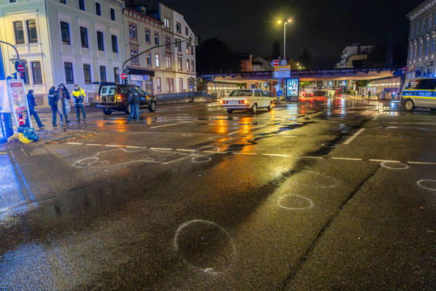 Fußgänger nach Zusammenstoß mit Mercedes lebensbedrohlich verletzt Am 22.10.2026 kam es gegen 19.10 Uhr an der Kreuzung Waldstraße Bismarckstraße in der Offenbacher Innenstadt zu einem schweren Verkehrsunfall. Ein 22-Jähriger war mit einem weißen Mercedes auf der Waldstraße in Richtung Spessartring unterwegs, als er mit einem 64-jährigen Fußgänger zusammenstieß. Der Mann wurde durch den Aufprall auf die Fahrbahn geschleudert und erlitt lebensbedrohliche Verletzungen. Rettungskräfte brachten ihn in kritischem Zustand in ein Krankenhaus, wo er intensivmedizinisch behandelt wurde. Die Polizei zog zur Rekonstruktion des Unfallgeschehens einen Sachverständigen hinzu und untersuchte unter anderem die gefahrene Geschwindigkeit sowie