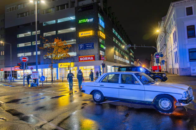 Fußgänger nach Zusammenstoß mit Mercedes lebensbedrohlich verletzt Am 22.10.2026 kam es gegen 19.10 Uhr an der Kreuzung Waldstraße Bismarckstraße in der Offenbacher Innenstadt zu einem schweren Verkehrsunfall. Ein 22-Jähriger war mit einem weißen Mercedes auf der Waldstraße in Richtung Spessartring unterwegs, als er mit einem 64-jährigen Fußgänger zusammenstieß. Der Mann wurde durch den Aufprall auf die Fahrbahn geschleudert und erlitt lebensbedrohliche Verletzungen. Rettungskräfte brachten ihn in kritischem Zustand in ein Krankenhaus, wo er intensivmedizinisch behandelt wurde. Die Polizei zog zur Rekonstruktion des Unfallgeschehens einen Sachverständigen hinzu und untersuchte unter anderem die gefahrene Geschwindigkeit sowie