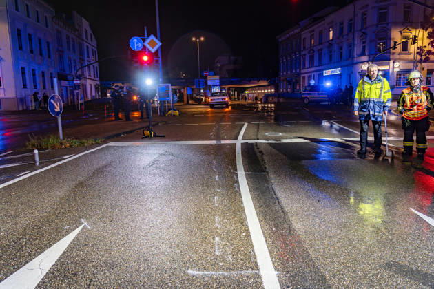 Fußgänger nach Zusammenstoß mit Mercedes lebensbedrohlich verletzt Am 22.10.2026 kam es gegen 19.10 Uhr an der Kreuzung Waldstraße Bismarckstraße in der Offenbacher Innenstadt zu einem schweren Verkehrsunfall. Ein 22-Jähriger war mit einem weißen Mercedes auf der Waldstraße in Richtung Spessartring unterwegs, als er mit einem 64-jährigen Fußgänger zusammenstieß. Der Mann wurde durch den Aufprall auf die Fahrbahn geschleudert und erlitt lebensbedrohliche Verletzungen. Rettungskräfte brachten ihn in kritischem Zustand in ein Krankenhaus, wo er intensivmedizinisch behandelt wurde. Die Polizei zog zur Rekonstruktion des Unfallgeschehens einen Sachverständigen hinzu und untersuchte unter anderem die gefahrene Geschwindigkeit sowie