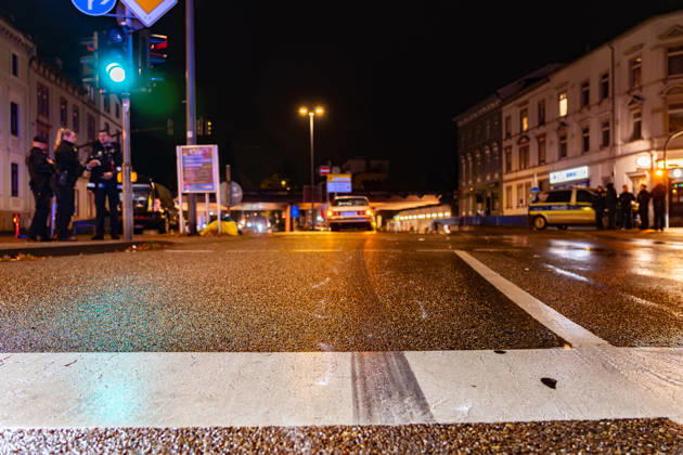 Fußgänger nach Zusammenstoß mit Mercedes lebensbedrohlich verletzt Am 22.10.2026 kam es gegen 19.10 Uhr an der Kreuzung Waldstraße Bismarckstraße in der Offenbacher Innenstadt zu einem schweren Verkehrsunfall. Ein 22-Jähriger war mit einem weißen Mercedes auf der Waldstraße in Richtung Spessartring unterwegs, als er mit einem 64-jährigen Fußgänger zusammenstieß. Der Mann wurde durch den Aufprall auf die Fahrbahn geschleudert und erlitt lebensbedrohliche Verletzungen. Rettungskräfte brachten ihn in kritischem Zustand in ein Krankenhaus, wo er intensivmedizinisch behandelt wurde. Die Polizei zog zur Rekonstruktion des Unfallgeschehens einen Sachverständigen hinzu und untersuchte unter anderem die gefahrene Geschwindigkeit sowie