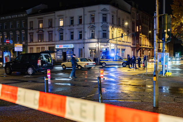 Fußgänger nach Zusammenstoß mit Mercedes lebensbedrohlich verletzt Am 22.10.2026 kam es gegen 19.10 Uhr an der Kreuzung Waldstraße Bismarckstraße in der Offenbacher Innenstadt zu einem schweren Verkehrsunfall. Ein 22-Jähriger war mit einem weißen Mercedes auf der Waldstraße in Richtung Spessartring unterwegs, als er mit einem 64-jährigen Fußgänger zusammenstieß. Der Mann wurde durch den Aufprall auf die Fahrbahn geschleudert und erlitt lebensbedrohliche Verletzungen. Rettungskräfte brachten ihn in kritischem Zustand in ein Krankenhaus, wo er intensivmedizinisch behandelt wurde. Die Polizei zog zur Rekonstruktion des Unfallgeschehens einen Sachverständigen hinzu und untersuchte unter anderem die gefahrene Geschwindigkeit sowie