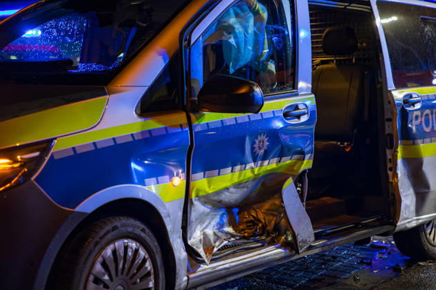 Streifenwagen und VW Golf kollidieren zwei Personen leicht verletzt Am 22.10.2026 kam es gegen 21:05 Uhr in Rüsselsheim am Main im Kreuzungsbereich Rugbyring und Friedrich-Ebert-Straße zu einem Unfall zwischen einem im Einsatz befindlichen Streifenwagen und einem VW Golf. Der VW krachte seitlich in das Polizeifahrzeug. Beide Fahrzeuge erlitten erheblichen Schaden. Die Beifahrerin des Polizeifahrzeugs und der Fahrer des VW Golf wurden leicht verletzt und in ein Krankenhaus transportiert. Die Unfallursache muss nun genau ermittelt werden, während der Rugbyring in Richtung Frankfurt für die Unfallaufnahme voll gesperrt war. Rüsselsheim am Main Hessen Deutschland