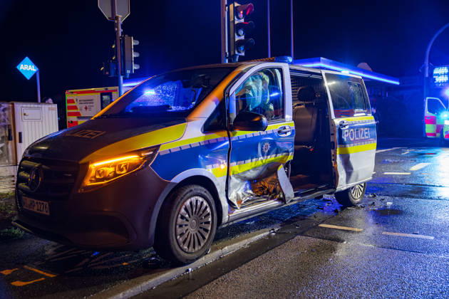 Streifenwagen und VW Golf kollidieren zwei Personen leicht verletzt Am 22.10.2026 kam es gegen 21:05 Uhr in Rüsselsheim am Main im Kreuzungsbereich Rugbyring und Friedrich-Ebert-Straße zu einem Unfall zwischen einem im Einsatz befindlichen Streifenwagen und einem VW Golf. Der VW krachte seitlich in das Polizeifahrzeug. Beide Fahrzeuge erlitten erheblichen Schaden. Die Beifahrerin des Polizeifahrzeugs und der Fahrer des VW Golf wurden leicht verletzt und in ein Krankenhaus transportiert. Die Unfallursache muss nun genau ermittelt werden, während der Rugbyring in Richtung Frankfurt für die Unfallaufnahme voll gesperrt war. Rüsselsheim am Main Hessen Deutschland
