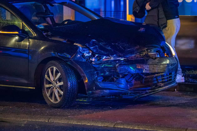 Streifenwagen und VW Golf kollidieren zwei Personen leicht verletzt Am 22.10.2026 kam es gegen 21:05 Uhr in Rüsselsheim am Main im Kreuzungsbereich Rugbyring und Friedrich-Ebert-Straße zu einem Unfall zwischen einem im Einsatz befindlichen Streifenwagen und einem VW Golf. Der VW krachte seitlich in das Polizeifahrzeug. Beide Fahrzeuge erlitten erheblichen Schaden. Die Beifahrerin des Polizeifahrzeugs und der Fahrer des VW Golf wurden leicht verletzt und in ein Krankenhaus transportiert. Die Unfallursache muss nun genau ermittelt werden, während der Rugbyring in Richtung Frankfurt für die Unfallaufnahme voll gesperrt war. Rüsselsheim am Main Hessen Deutschland