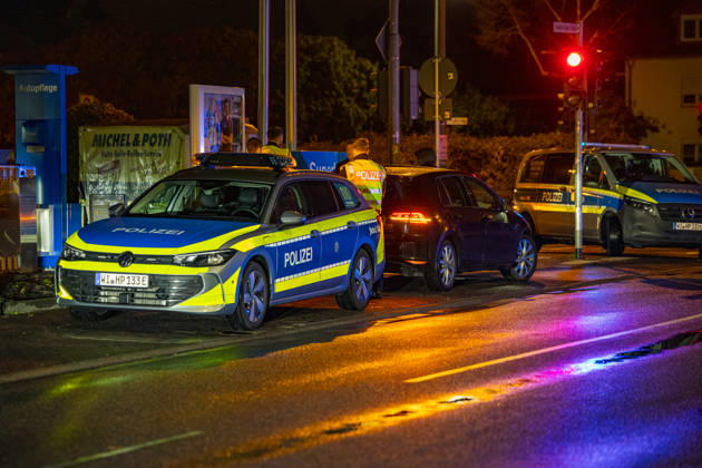 Streifenwagen und VW Golf kollidieren zwei Personen leicht verletzt Am 22.10.2026 kam es gegen 21:05 Uhr in Rüsselsheim am Main im Kreuzungsbereich Rugbyring und Friedrich-Ebert-Straße zu einem Unfall zwischen einem im Einsatz befindlichen Streifenwagen und einem VW Golf. Der VW krachte seitlich in das Polizeifahrzeug. Beide Fahrzeuge erlitten erheblichen Schaden. Die Beifahrerin des Polizeifahrzeugs und der Fahrer des VW Golf wurden leicht verletzt und in ein Krankenhaus transportiert. Die Unfallursache muss nun genau ermittelt werden, während der Rugbyring in Richtung Frankfurt für die Unfallaufnahme voll gesperrt war. Rüsselsheim am Main Hessen Deutschland