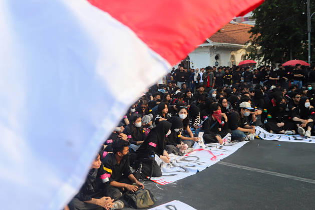October 22, 2026, Surabaya, East Java, Indonesia: Protesters gather in front of the Gedung Negara Grahadi in Surabaya, East Java, Indonesia, on October 22, 2026, to demand accountability from the central and regional governments. Students voice demands including upholding civil supremacy, ending military involvement in the civil sphere, canceling the Free Nutritious Meal (MBG) program and the Red and White Village Cooperatives, and restoring the 20 percent education budget allocation as mandated by the constitution. They also request that forest and land fires (karhutla) be designated a national disaster and call for Prabowo Subianto and Gibran Rakabuming Raka to step down from their positions as President and Vice President. Surabaya Indo - ZUMAp290 20261022_zip_p290_005 Copyright: xRendyxAgungxPrakosox