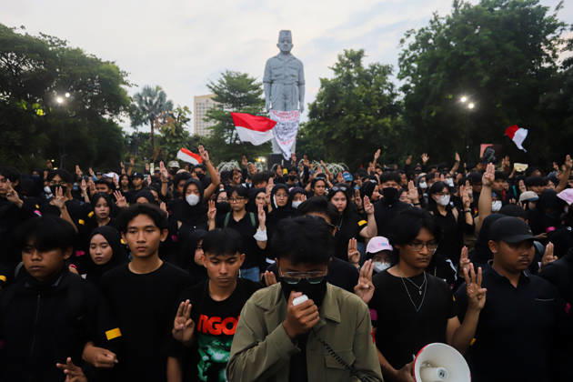 October 22, 2026, Surabaya, East Java, Indonesia: Protesters gather in front of the Gedung Negara Grahadi in Surabaya, East Java, Indonesia, on October 22, 2026, to demand accountability from the central and regional governments. Students voice demands including upholding civil supremacy, ending military involvement in the civil sphere, canceling the Free Nutritious Meal (MBG) program and the Red and White Village Cooperatives, and restoring the 20 percent education budget allocation as mandated by the constitution. They also request that forest and land fires (karhutla) be designated a national disaster and call for Prabowo Subianto and Gibran Rakabuming Raka to step down from their positions as President and Vice President. Surabaya Indo - ZUMAp290 20261022_zip_p290_014 Copyright: xRendyxAgungxPrakosox