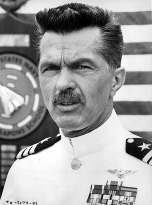 1986: Actor TOM SKERRITT wearing a military uniform during thre Filming of Top Gun. Skerritt plays the iconic role of Commander Mike Viper Metcalf. Hollywood U.S.  - ZUMAms8_ 19560626_zea_ms8_815 Copyright: xMoviexStarxNewsx