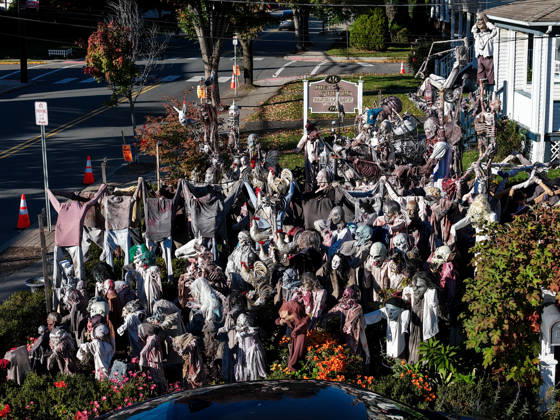 Handmade Zombies Take Over New Jersey Home for Halloween HAWTHORNE, NEW JERSEY - OCTOBER 22: A Halloween display featuring handmade zombies transforms the front lawn and roof of a home on Lafayette Avenue on October 22, 2026, in Hawthorne, New Jersey. Homeowner Tony Rodrigues creates the figures from scratch, incorporating 3D-printed faces into many of the designs. Inspired by Michael Jackson’s Thriller music video, Rodrigues has maintained the Halloween decoration tradition for more than a decade, turning his property into a seasonal attraction for visitors. Lokman Vural Elibol Anadolu New Jersey United States. Editorial use only. Please get in touch for any other usage.  Copyright: x2026xAnadoluxLokmanxVuralxElibolx