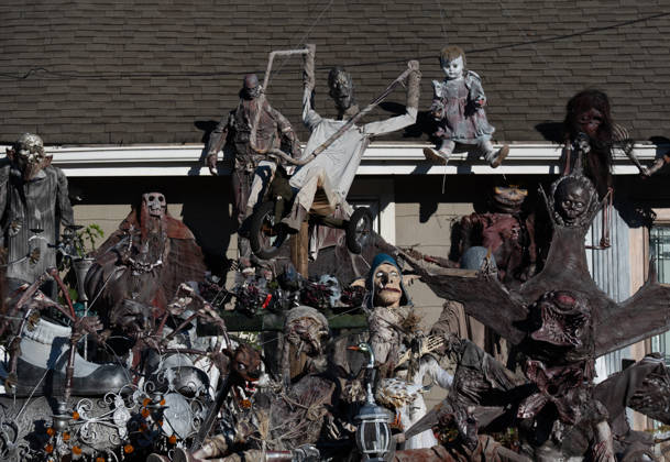 Handmade Zombies Take Over New Jersey Home for Halloween HAWTHORNE, NEW JERSEY - OCTOBER 22: A Halloween display featuring handmade zombies transforms the front lawn and roof of a home on Lafayette Avenue on October 22, 2026, in Hawthorne, New Jersey. Homeowner Tony Rodrigues creates the figures from scratch, incorporating 3D-printed faces into many of the designs. Inspired by Michael Jackson’s Thriller music video, Rodrigues has maintained the Halloween decoration tradition for more than a decade, turning his property into a seasonal attraction for visitors. Lokman Vural Elibol Anadolu New Jersey United States. Editorial use only. Please get in touch for any other usage.  Copyright: x2026xAnadoluxLokmanxVuralxElibolx