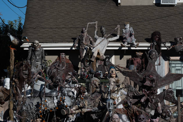 Handmade Zombies Take Over New Jersey Home for Halloween HAWTHORNE, NEW JERSEY - OCTOBER 22: A Halloween display featuring handmade zombies transforms the front lawn and roof of a home on Lafayette Avenue on October 22, 2026, in Hawthorne, New Jersey. Homeowner Tony Rodrigues creates the figures from scratch, incorporating 3D-printed faces into many of the designs. Inspired by Michael Jackson’s Thriller music video, Rodrigues has maintained the Halloween decoration tradition for more than a decade, turning his property into a seasonal attraction for visitors. Lokman Vural Elibol Anadolu New Jersey United States. Editorial use only. Please get in touch for any other usage.  Copyright: x2026xAnadoluxLokmanxVuralxElibolx