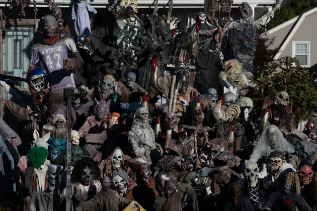 Handmade Zombies Take Over New Jersey Home for Halloween HAWTHORNE, NEW JERSEY - OCTOBER 22: A Halloween display featuring handmade zombies transforms the front lawn and roof of a home on Lafayette Avenue on October 22, 2026, in Hawthorne, New Jersey. Homeowner Tony Rodrigues creates the figures from scratch, incorporating 3D-printed faces into many of the designs. Inspired by Michael Jackson’s Thriller music video, Rodrigues has maintained the Halloween decoration tradition for more than a decade, turning his property into a seasonal attraction for visitors. Lokman Vural Elibol Anadolu New Jersey United States. Editorial use only. Please get in touch for any other usage.  Copyright: x2026xAnadoluxLokmanxVuralxElibolx