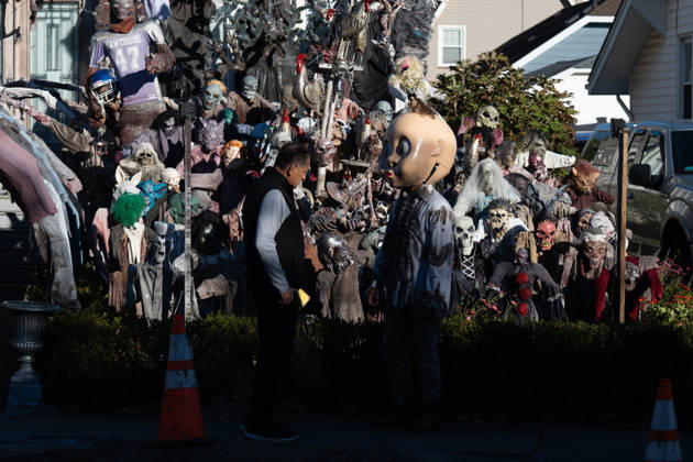 Handmade Zombies Take Over New Jersey Home for Halloween HAWTHORNE, NEW JERSEY - OCTOBER 22: A Halloween display featuring handmade zombies transforms the front lawn and roof of a home on Lafayette Avenue on October 22, 2026, in Hawthorne, New Jersey. Homeowner Tony Rodrigues creates the figures from scratch, incorporating 3D-printed faces into many of the designs. Inspired by Michael Jackson’s Thriller music video, Rodrigues has maintained the Halloween decoration tradition for more than a decade, turning his property into a seasonal attraction for visitors. Lokman Vural Elibol Anadolu New Jersey United States. Editorial use only. Please get in touch for any other usage.  Copyright: x2026xAnadoluxLokmanxVuralxElibolx