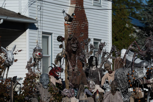 Handmade Zombies Take Over New Jersey Home for Halloween HAWTHORNE, NEW JERSEY - OCTOBER 22: A Halloween display featuring handmade zombies transforms the front lawn and roof of a home on Lafayette Avenue on October 22, 2026, in Hawthorne, New Jersey. Homeowner Tony Rodrigues creates the figures from scratch, incorporating 3D-printed faces into many of the designs. Inspired by Michael Jackson’s Thriller music video, Rodrigues has maintained the Halloween decoration tradition for more than a decade, turning his property into a seasonal attraction for visitors. Lokman Vural Elibol Anadolu New Jersey United States. Editorial use only. Please get in touch for any other usage.  Copyright: x2026xAnadoluxLokmanxVuralxElibolx