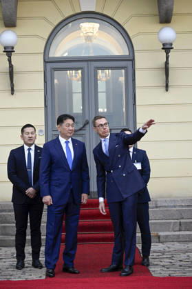 LKS 20261023 Mongolian President Ukhnaa Khurelsukh (left) and Finnish President Alexander Stubb outside the Presidential Palace during the visit of the President of Mongoli in Helsinki, Finland on October 23, 2026. - MARKKU ULANDER Helsinki Finland  Copyright: xMarkkuxUlanderx PQTQLLfXs6M
