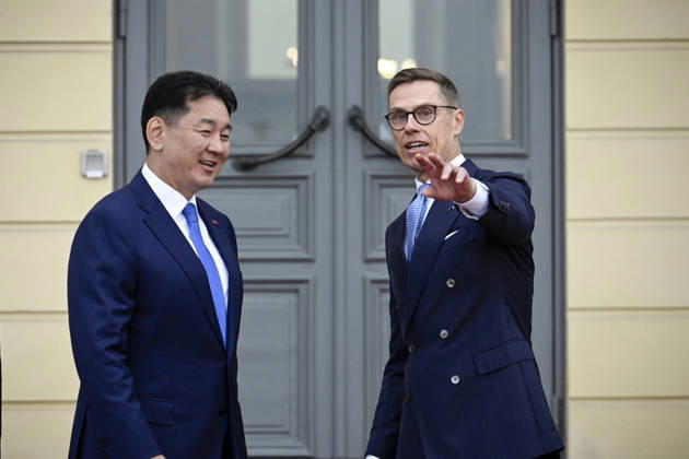 Mongolian President Ukhnaa Khurelsukh (left) and Finnish President Alexander Stubb outside the Presidential Palace during the welcoming ceremony of the visit of the President of Mongolia in Helsinki, Finland on October 23, 2026. - MARKKU ULANDER Helsinki Finland  Copyright: xMarkkuxUlanderx yiUw7lAIlDg