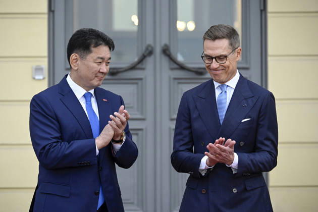 LKS 20261023 Mongolian President Ukhnaa Khurelsukh (left) and Finnish President Alexander Stubb outside the Presidential Palace during the welcoming ceremony of the visit of the President of Mongolia in Helsinki, Finland on October 23, 2026. - MARKKU ULANDER Helsinki Finland  Copyright: xMarkkuxUlanderx xTo-08nfxaY