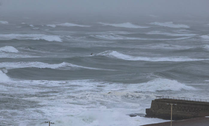 October 23, 2026, Brighton, East Sussex, UK: Brighton, UK. Rough seas on the coastline at Brighton in East Sussex as Storm Austen hits the UK. The first named storm of the season, Storm Austen is bringing severe gales and heavy rain with yellow and amber weather warnings for large parts of the country. Brighton UK  - ZUMAl94_ 20261023_zaf_l94_003 Copyright: xJacquelinexLawriex