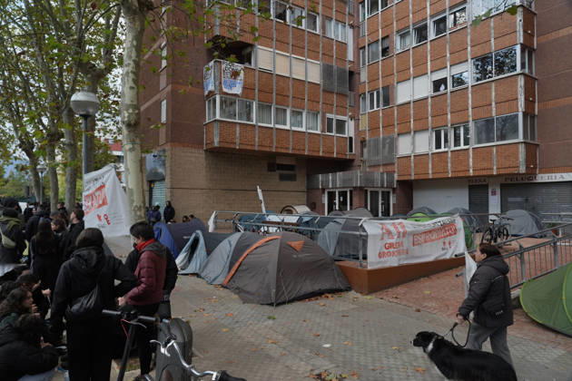 The Gasteiz Housing Union is calling for a rally to protest the eviction of a family with six minor children. Several tents set up during a rally to try to prevent an eviction, on October 23, 2026, in Vitoria-Gasteiz, Álava, Basque Country, Spain. The Gasteiz Housing Union has organized a rally to try to prevent the eviction of a family with six minor children; the reason for the eviction is the expiration of the rental agreement for the home after years of residence, amid the housing crisis and without the family having been provided with alternative housing by the authorities. OCTOBER 23, 2026 In Vitoria Gasteiz, Álava, Basque Country Vitoria Gasteiz, Álava, Basque Country Spain Copyright: xInakixBerasalucex 7863078