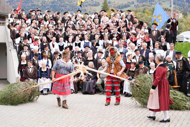 2310.26 Kerns Obwalden Schweiz. Aelplerchilbi Erntedank und Aelplerfest.Abschluss des Alpsommers. Bild .Gruppe Aelpler mit Wildmaa Wildmann und Wildwyb Wildweib.