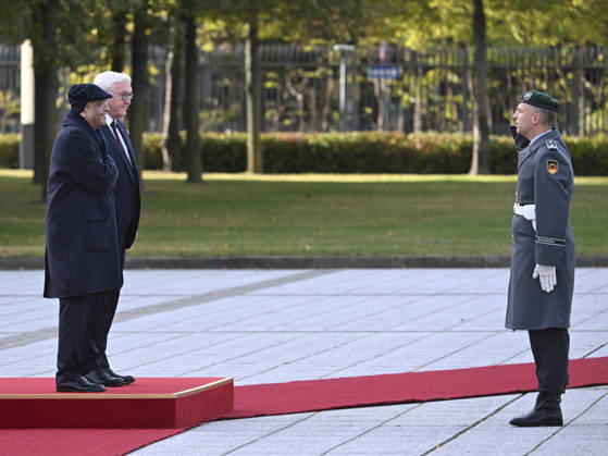 Pakistani President Asif Ali Zardari in Berlin BERLIN, GERMANY - OCTOBER 23: German President Frank-Walter Steinmeier welcomes Pakistani President Asif Ali Zardari during a military ceremony at the German Ministry of Defense in Berlin, Germany, on October 23, 2026. Halil Sagirkaya Anadolu Berlin Germany. Editorial use only. Please get in touch for any other usage.  Copyright: x2026xAnadoluxHalilxSagirkayax