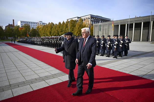 Pakistani President Asif Ali Zardari in Berlin BERLIN, GERMANY - OCTOBER 23: German President Frank-Walter Steinmeier welcomes Pakistani President Asif Ali Zardari during a military ceremony at the German Ministry of Defense in Berlin, Germany, on October 23, 2026. Halil Sagirkaya Anadolu Berlin Germany. Editorial use only. Please get in touch for any other usage.  Copyright: x2026xAnadoluxHalilxSagirkayax