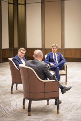 (L-R) Johann Wadephul (CDU), Bundesaussenminister, Jean-Noel Barrot, Aussenminister von Frankreich, und Ed Miliband, Aussenminister von Grossbritannien, aufgenommen im Rahmen eines Treffens in Istanbul, 23.10.2026. Fotografiert im Auftrag des Auswaertigen Amtes Istanbul Tuerkei Copyright: xJulianexSonntagx