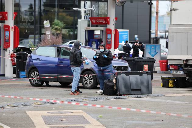 SHOOTER IN TRAPPES PHOTO: LE PARISIEN Arnaud Journois PARIS, OCTOBER 23, 2026 Trappes, Yvelines, on October 23, 2026 Shooting at the Esso station in Trappes Photo: Le Parisien Arnaud Journois Trappes, Paris, October 23, 2026 One person was killed and four others were wounded when shots were fired from a vehicle in a Parisian suburb on Friday, French authorities said PARIS, France Copyright: xPHOTOPQR LExPARISIEN MAXPPPxLexParisienx xArnaudxJournoisx 20261023LPA3746 20261023LPA3746