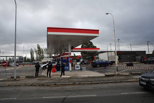 SHOOTER IN TRAPPES PHOTO: QR LE PARISIEN Le Parisien Arnaud Journois PARIS 10 23 2026 Trappes, Yvelines, on October 23, 2026 Shooting at the Esso station in Trappes Photo: Le Parisien Arnaud Journois Trappes, Paris, October 23, 2026 One person was killed and four others were wounded when shots were fired from a vehicle in a Parisian suburb on Friday, French authorities said PARIS, France  Copyright: xPHOTOPQR LExPARISIEN MAXPPPxLexParisienx xArnaudxJournoisx 20261023LPA3752 20261023LPA3752
