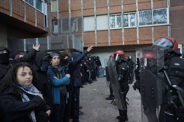 The Gasteiz Housing Union calls for a rally to protest the eviction of a family with six minor children. Ertzaintza officers intervene during a rally to try to prevent an eviction, on October 23, 2026, in Vitoria-Gasteiz, Álava, Basque Country, Spain. The Gasteiz Housing Union has organized a rally to try to prevent the eviction of a family with six minor children; the reason for the eviction is the expiration of the rental agreement for the home after years of residence, amid the housing crisis and without the family having been provided with alternative housing by the authorities. October 23, 2026, in Vitoria-Gasteiz, Álava, Basque Country, Spain Copyright: xInakixBerasalucex 7863733