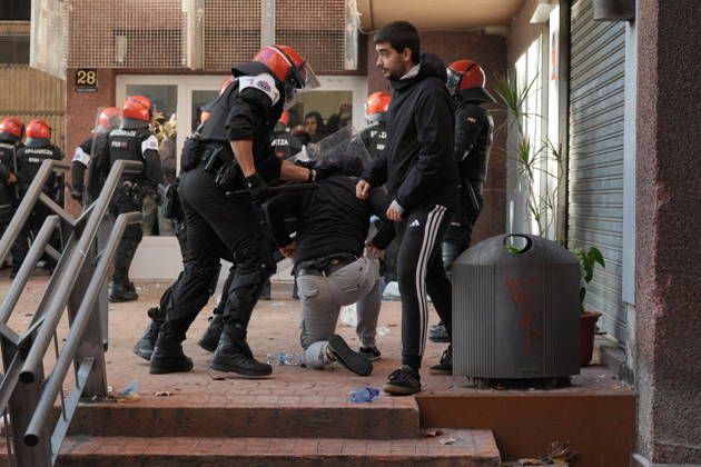 The Gasteiz Housing Union calls for a rally to protest the eviction of a family with six minor children. Ertzaintza officers intervene during a rally to try to prevent an eviction, on October 23, 2026, in Vitoria-Gasteiz, Álava, Basque Country, Spain. The Gasteiz Housing Union has organized a rally to try to prevent the eviction of a family with six minor children; the reason for the eviction is the expiration of the rental agreement for the home after years of residence, amid the housing crisis and without the family having been provided with alternative housing by the authorities. October 23, 2026, in Vitoria-Gasteiz, Álava, Basque Country, Spain Copyright: xInakixBerasalucex 7863735