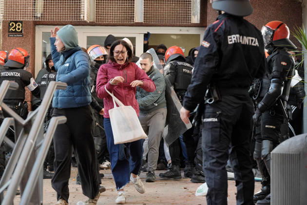 The Gasteiz Housing Union calls for a rally to protest the eviction of a family with six minor children. Ertzaintza officers intervene during a rally to try to prevent an eviction, on October 23, 2026, in Vitoria-Gasteiz, Álava, Basque Country, Spain. The Gasteiz Housing Union has organized a rally to try to prevent the eviction of a family with six minor children; the reason for the eviction is the expiration of the rental agreement for the home after years of residence, amid the housing crisis and without the family having been provided with alternative housing by the authorities. October 23, 2026, in Vitoria-Gasteiz, Álava, Basque Country, Spain Copyright: xInakixBerasalucex 7863736