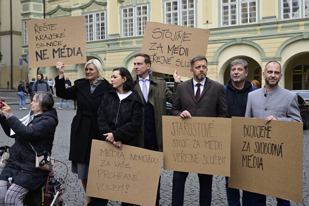 STAN MPs, from left with banners, Vera Kovarova, Barbora Urbanova, Karel Dvorak, Vit Rakusan, Jan Lacina and Jan Berki demonstrate against the governing coalition s plan to abolish license fees for Czech Television (CT) and Czech Radio (CRo), on the Lesser Town Square, in Prague, Czech Republic, on October 23, 2026. The hastily organized protest was a response to the fact that coalition lawmakers today pushed through a motion in the Chamber of Deputies to give priority to the first reading of this bill. (CTKxPhoto RomanxVondrous) CTKPhotoP2026102304876 CTKPhotoP2026102304876