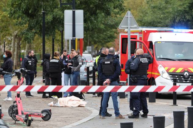 SHOOTER IN TRAPPES PHOTO: QR LE PARISIEN Le Parisien Arnaud Journois PARIS 10 23 2026 Trappes, Yvelines, on October 23, 2026 Shooting at the Esso station in Trappes Photo: Le Parisien Arnaud Journois Trappes, Paris, October 23, 2026 One person was killed and four others were wounded when shots were fired from a vehicle in a Parisian suburb on Friday, French authorities said PARIS, France  Copyright: xPHOTOPQR LExPARISIEN MAXPPPxLexParisienx xArnaudxJournoisx 20261023LPA3897 20261023LPA3897