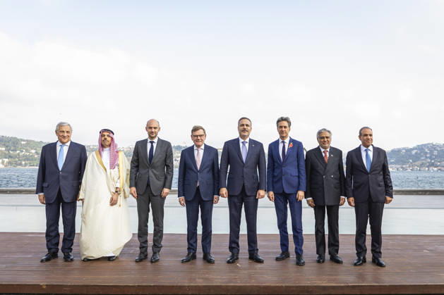 (L-R) Antonio Tajani, Aussenminister von Italien, Prinz Faisal bin Farhan bin Abdullah bin Faisal bin Farhan Al Saud, Aussenminister von Saudi Arabien, Jean-Noel Barrot, Aussenminister von Frankreich, Johann Wadephul, Bundesaussenminister, Hakan Fidan, Aussenminister der Tuerkei, Ed Miliband, Aussenminister von Grossbritannien, Muhammad Ishaq Dar, Aussenminister von Pakistan und Badr Abdelatty, Aussenminister von Aegypten, aufgenommen im Rahmen eines Treffens in Istanbul, 23.10.2026. Fotografiert im Auftrag des Auswaertigen Amtes Istanbul Tuerkei Copyright: xJulianexSonntagx