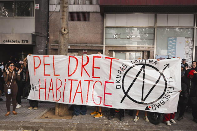 October 23, 2026, Barcelona, Barcelona, Spain: Barcelona, Spain. Demonstrators occupy a building at carrer Calabria 177 in the Eixample neighbourhood during a protest called by the camp for the the right to housing in Plaza Catalunya. Eixample has become one of the many areas unaccesible to citizens with the rising of rental prices in Barcelona. Barcelona Spain - ZUMAm214 20261023_zip_m214_012 Copyright: xMatteoxSeccix