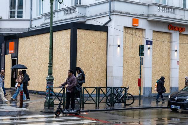 Storefronts boarded up with wooden panels, in Brussels, on Friday 23 October 2026. Stores are preparing for another protest scheduled for Saturday.  NICOLASxMAETERLINCK 190744670