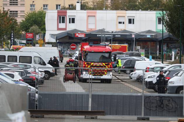 SHOOTER IN TRAPPES PHOTO: QR LE PARISIEN Le Parisien Arnaud Journois Plaisir October 23, 2026 Trappes, Yvelines, on October 23, 2026 Shooting in Trappes at the building where the suspect lives in Plaisir, 78 Photo: Le ParisArnaud Journois One person was killed and four others were seriously wounded when shots were fired from a vehicle in a Parisian suburb on October 23, 2026, in Plaisir, 78, France  Copyright: xPHOTOPQR LExPARISIEN MAXPPPxLexParisienx xArnaudxJournoisx 20261023LPA3993 20261023LPA3993