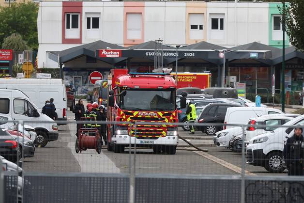 SHOOTER IN TRAPPES PHOTO: QR LE PARISIEN Le Parisien Arnaud Journois Plaisir October 23, 2026 Trappes, Yvelines, on October 23, 2026 Shooting in Trappes at the building where the suspect lives in Plaisir, 78 Photo: Le ParisArnaud Journois One person was killed and four others were seriously wounded when shots were fired from a vehicle in a Parisian suburb on October 23, 2026, in Plaisir, 78, France  Copyright: xPHOTOPQR LExPARISIEN MAXPPPxLexParisienx xArnaudxJournoisx 20261023LPA3994 20261023LPA3994