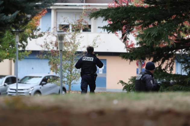SHOOTER IN TRAPPES PHOTO: QR LE PARISIEN Le Parisien Arnaud Journois Plaisir October 23, 2026 Trappes, Yvelines, on October 23, 2026 Shooting in Trappes at the building where the suspect lives in Plaisir, 78 Photo: Le ParisArnaud Journois One person was killed and four others were seriously wounded when shots were fired from a vehicle in a Parisian suburb on October 23, 2026, in Plaisir, 78, France  Copyright: xPHOTOPQR LExPARISIEN MAXPPPxLexParisienx xArnaudxJournoisx 20261023LPA3996 20261023LPA3996