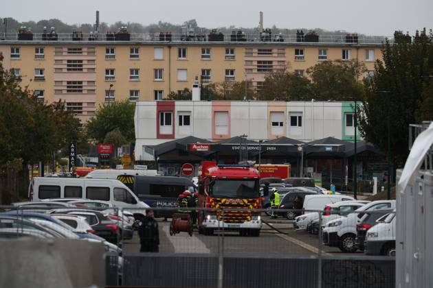 SHOOTER IN TRAPPES PHOTO: QR LE PARISIEN Le Parisien Arnaud Journois Plaisir October 23, 2026 Trappes, Yvelines, on October 23, 2026 Shooting in Trappes at the building where the suspect lives in Plaisir, 78 Photo: Le ParisArnaud Journois One person was killed and four others were seriously wounded when shots were fired from a vehicle in a Parisian suburb on October 23, 2026, in Plaisir, 78, France  Copyright: xPHOTOPQR LExPARISIEN MAXPPPxLexParisienx xArnaudxJournoisx 20261023LPA4050 20261023LPA4050
