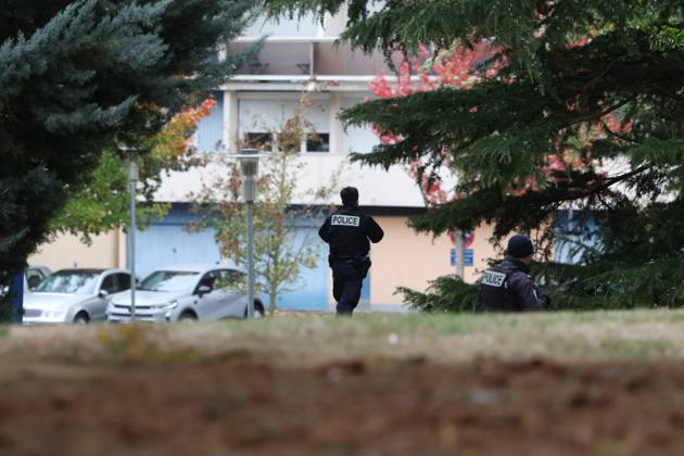 SHOOTER IN TRAPPES PHOTO: QR LE PARISIEN Le Parisien Arnaud Journois Plaisir October 23, 2026 Trappes, Yvelines, on October 23, 2026 Shooting in Trappes at the building where the suspect lives in Plaisir, 78 Photo: Le ParisArnaud Journois One person was killed and four others were seriously wounded when shots were fired from a vehicle in a Parisian suburb on October 23, 2026, in Plaisir, 78, France  Copyright: xPHOTOPQR LExPARISIEN MAXPPPxLexParisienx xArnaudxJournoisx 20261023LPA4051 20261023LPA4051