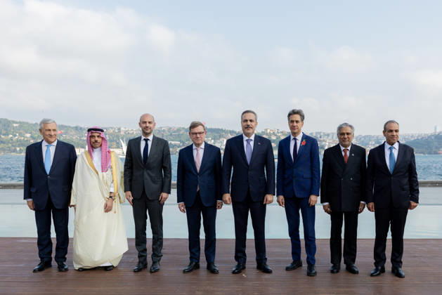 R4 and E3 Foreign Ministers Meeting in Istanbul ISTANBUL, TURKIYE - OCTOBER 23: Turkish Foreign Minister Hakan Fidan, British Foreign Minister Ed Miliband, German Foreign Minister Johann Wadephul, French Foreign Minister Jean-Noel Barrot, Italian Deputy Prime Minister and Foreign Minister Antonio Tajani, Pakistani Foreign Minister Muhammad Ishaq Dar, Egyptian Foreign Minister Badr Abdelatty and Saudi Foreign Minister Faisal bin Farhan Al Saud pose for a family photo during the R4 and E3 Foreign Ministers Meeting, in Istanbul, Turkiye on October 23, 2026. Mustafa Hatipoglu Anadolu Istanbul Turkey. Editorial use only. Please get in touch for any other usage.  Copyright: x2026xAnadoluxMustafaxHatipoglux