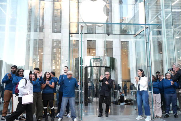 October 23, 2026, New York, Ny, USA: GREG JOSWIAK opens the Apple IPhone Duo Launch,.The Apple Store Fifth Avenue, NYC.October 23, 2026 . Apple IPhone Duo Launch,.The Apple Store Fifth Avenue, NYC.October 23, 2026 . New York USA - ZUMAms4_ 20261023_faf_ms4_010 Copyright: xSoniaxMoskowitzxGordonx